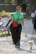 PEOPLE - Michele Hunziker spielt mit ihren Töchtern Sole und Celeste und dem Hund in einem Park in Mailand