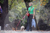 PEOPLE - Michele Hunziker spielt mit ihren Töchtern Sole und Celeste und dem Hund in einem Park in Mailand