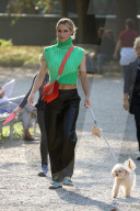 PEOPLE - Michele Hunziker spielt mit ihren Töchtern Sole und Celeste und dem Hund in einem Park in Mailand