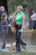 PEOPLE - Michele Hunziker spielt mit ihren Töchtern Sole und Celeste und dem Hund in einem Park in Mailand