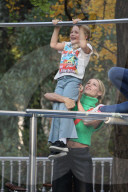 PEOPLE - Michele Hunziker spielt mit ihren Töchtern Sole und Celeste und dem Hund in einem Park in Mailand