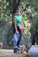 PEOPLE - Michele Hunziker spielt mit ihren Töchtern Sole und Celeste und dem Hund in einem Park in Mailand