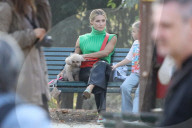 PEOPLE - Michele Hunziker spielt mit ihren Töchtern Sole und Celeste und dem Hund in einem Park in Mailand