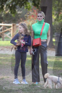 PEOPLE - Michele Hunziker spielt mit ihren Töchtern Sole und Celeste und dem Hund in einem Park in Mailand