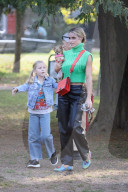 PEOPLE - Michele Hunziker spielt mit ihren Töchtern Sole und Celeste und dem Hund in einem Park in Mailand