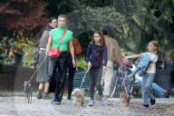PEOPLE - Michele Hunziker spielt mit ihren Töchtern Sole und Celeste und dem Hund in einem Park in Mailand