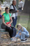 PEOPLE - Michele Hunziker spielt mit ihren Töchtern Sole und Celeste und dem Hund in einem Park in Mailand