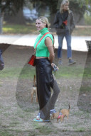 PEOPLE - Michele Hunziker spielt mit ihren Töchtern Sole und Celeste und dem Hund in einem Park in Mailand
