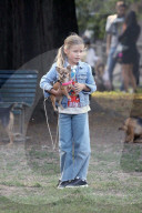 PEOPLE - Michele Hunziker spielt mit ihren Töchtern Sole und Celeste und dem Hund in einem Park in Mailand