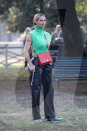 PEOPLE - Michele Hunziker spielt mit ihren Töchtern Sole und Celeste und dem Hund in einem Park in Mailand