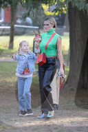 PEOPLE - Michele Hunziker spielt mit ihren Töchtern Sole und Celeste und dem Hund in einem Park in Mailand