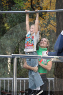 PEOPLE - Michele Hunziker spielt mit ihren Töchtern Sole und Celeste und dem Hund in einem Park in Mailand