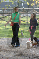 PEOPLE - Michele Hunziker spielt mit ihren Töchtern Sole und Celeste und dem Hund in einem Park in Mailand