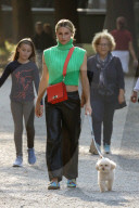 PEOPLE - Michele Hunziker spielt mit ihren Töchtern Sole und Celeste und dem Hund in einem Park in Mailand