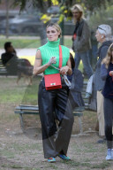 PEOPLE - Michele Hunziker spielt mit ihren Töchtern Sole und Celeste und dem Hund in einem Park in Mailand