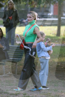 PEOPLE - Michele Hunziker spielt mit ihren Töchtern Sole und Celeste und dem Hund in einem Park in Mailand