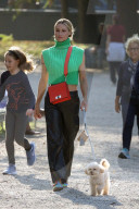 PEOPLE - Michele Hunziker spielt mit ihren Töchtern Sole und Celeste und dem Hund in einem Park in Mailand