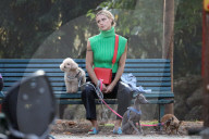 PEOPLE - Michele Hunziker spielt mit ihren Töchtern Sole und Celeste und dem Hund in einem Park in Mailand