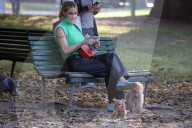 PEOPLE - Michele Hunziker spielt mit ihren Töchtern Sole und Celeste und dem Hund in einem Park in Mailand