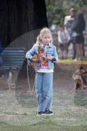 PEOPLE - Michele Hunziker spielt mit ihren Töchtern Sole und Celeste und dem Hund in einem Park in Mailand