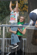 PEOPLE - Michele Hunziker spielt mit ihren Töchtern Sole und Celeste und dem Hund in einem Park in Mailand