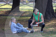 PEOPLE - Michele Hunziker spielt mit ihren Töchtern Sole und Celeste und dem Hund in einem Park in Mailand