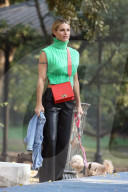 PEOPLE - Michele Hunziker spielt mit ihren Töchtern Sole und Celeste und dem Hund in einem Park in Mailand