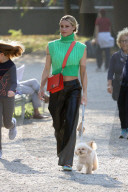 PEOPLE - Michele Hunziker spielt mit ihren Töchtern Sole und Celeste und dem Hund in einem Park in Mailand