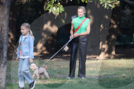PEOPLE - Michele Hunziker spielt mit ihren Töchtern Sole und Celeste und dem Hund in einem Park in Mailand