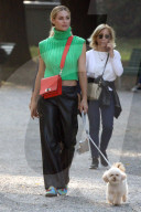 PEOPLE - Michele Hunziker spielt mit ihren Töchtern Sole und Celeste und dem Hund in einem Park in Mailand