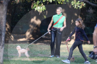 PEOPLE - Michele Hunziker spielt mit ihren Töchtern Sole und Celeste und dem Hund in einem Park in Mailand