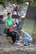 PEOPLE - Michele Hunziker spielt mit ihren Töchtern Sole und Celeste und dem Hund in einem Park in Mailand