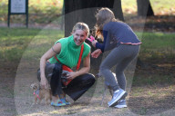 PEOPLE - Michele Hunziker spielt mit ihren Töchtern Sole und Celeste und dem Hund in einem Park in Mailand