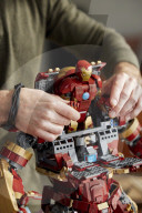 FEATURE - LEGO präsentiert das Iron Man Hulkbuster Set