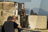 NEWS - Italien: Särge hängen in der Luft nach Einsturz auf dem Friedhof Poggioreale in Neapel