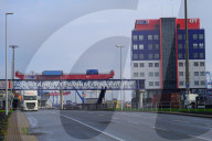 NEWS - Ein Containerfrachter der Cosco Shipping am Tollerort Anleger im Hafen Hamburg