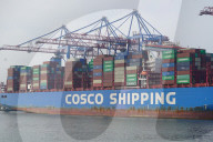 NEWS - Ein Containerfrachter der Cosco Shipping am Tollerort Anleger im Hafen Hamburg