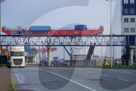 NEWS - Ein Containerfrachter der Cosco Shipping am Tollerort Anleger im Hafen Hamburg