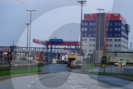 NEWS - Ein Containerfrachter der Cosco Shipping am Tollerort Anleger im Hafen Hamburg