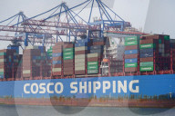 NEWS - Ein Containerfrachter der Cosco Shipping am Tollerort Anleger im Hafen Hamburg