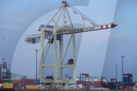 NEWS - Ein Containerfrachter der Cosco Shipping am Tollerort Anleger im Hafen Hamburg