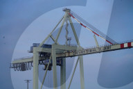 NEWS - Ein Containerfrachter der Cosco Shipping am Tollerort Anleger im Hafen Hamburg
