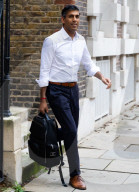 NEWS - GB: Rishi Sunak verlässt Wahlkampfzentrale, nachdem er seine Kandidatur für die Führung der Konservativen erklärt hat