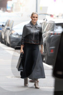 PEOPLE - Michelle Hunziker ganz in Schwarz gekleidet unterwegs in Mailand