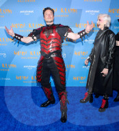 PEOPLE - Elon Musk in teurem Lederkostuem an Heidi Klums Annual Halloween Party in NYC