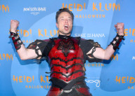 PEOPLE - Elon Musk in teurem Lederkostuem an Heidi Klums Annual Halloween Party in NYC