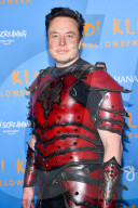 PEOPLE - Elon Musk in teurem Lederkostuem an Heidi Klums Annual Halloween Party in NYC