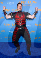 PEOPLE - Elon Musk in teurem Lederkostuem an Heidi Klums Annual Halloween Party in NYC