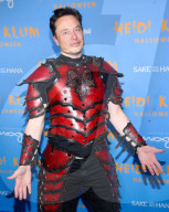 PEOPLE - Elon Musk in teurem Lederkostuem an Heidi Klums Annual Halloween Party in NYC
