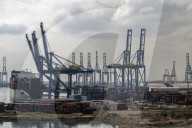 NEWS - Containergüter in den Docks des Hafens von Valencia